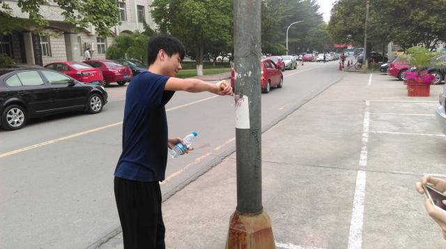实践团成员清理小广告 实践团成员清理小广告